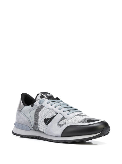 Valentino Garavani – Rockstud – Camouflage-Sneaker in Grau