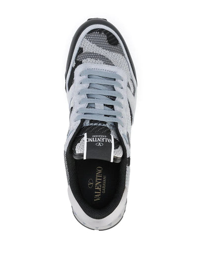 Valentino Garavani – Rockstud – Camouflage-Sneaker in Grau