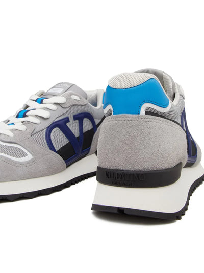 Valentino Garavani – Niedrige Sneaker „V Logo Pace“ in Grau