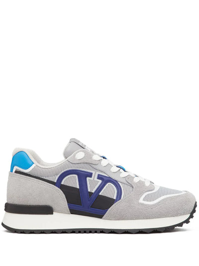 Valentino Garavani – Niedrige Sneaker „V Logo Pace“ in Grau