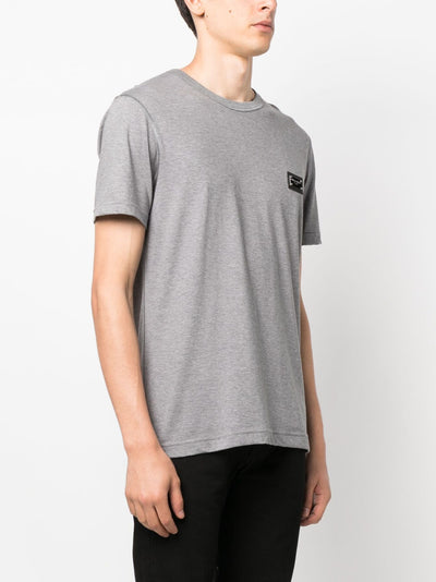 Dolce &amp; Gabbana – Graues T-Shirt mit silberner Plakette
