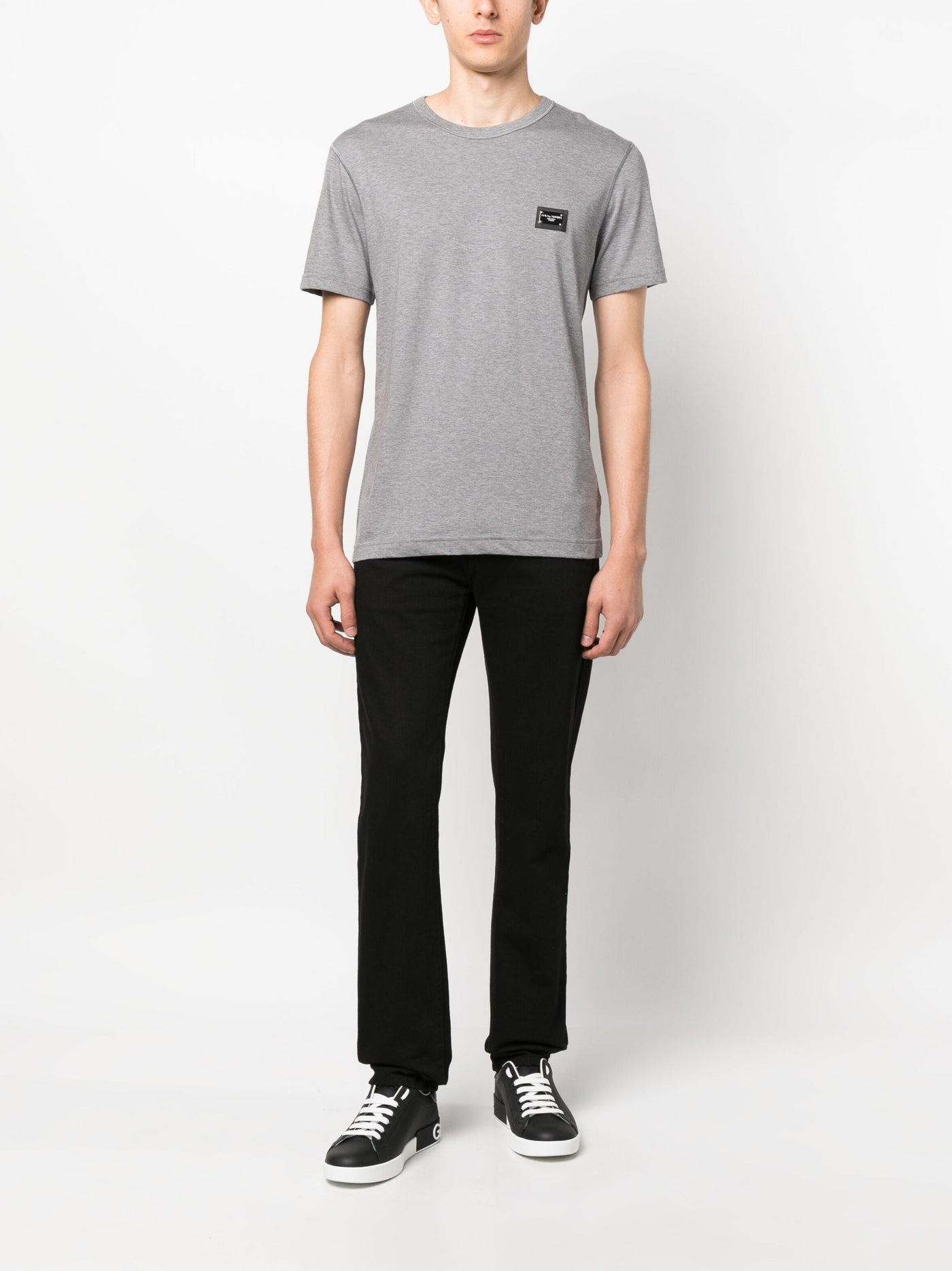 Dolce &amp; Gabbana – Graues T-Shirt mit silberner Plakette