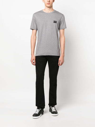 Dolce &amp; Gabbana – Graues T-Shirt mit silberner Plakette