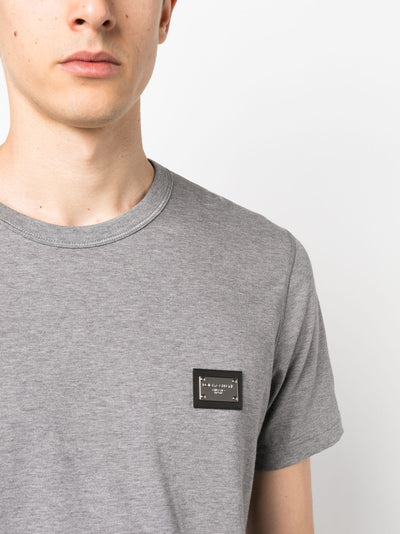 Dolce &amp; Gabbana – Graues T-Shirt mit silberner Plakette