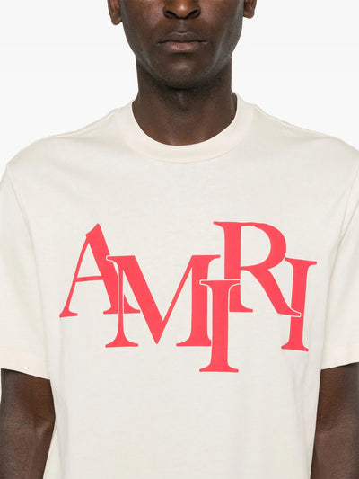 Amiri – T-Shirt mit gestaffeltem Logo-Print in Rot in Hellbeige