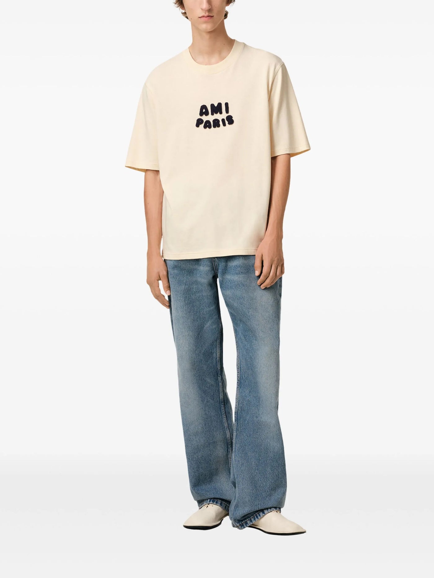 AMI PARIS T-Shirt mit gesticktem Logo in Weißcreme