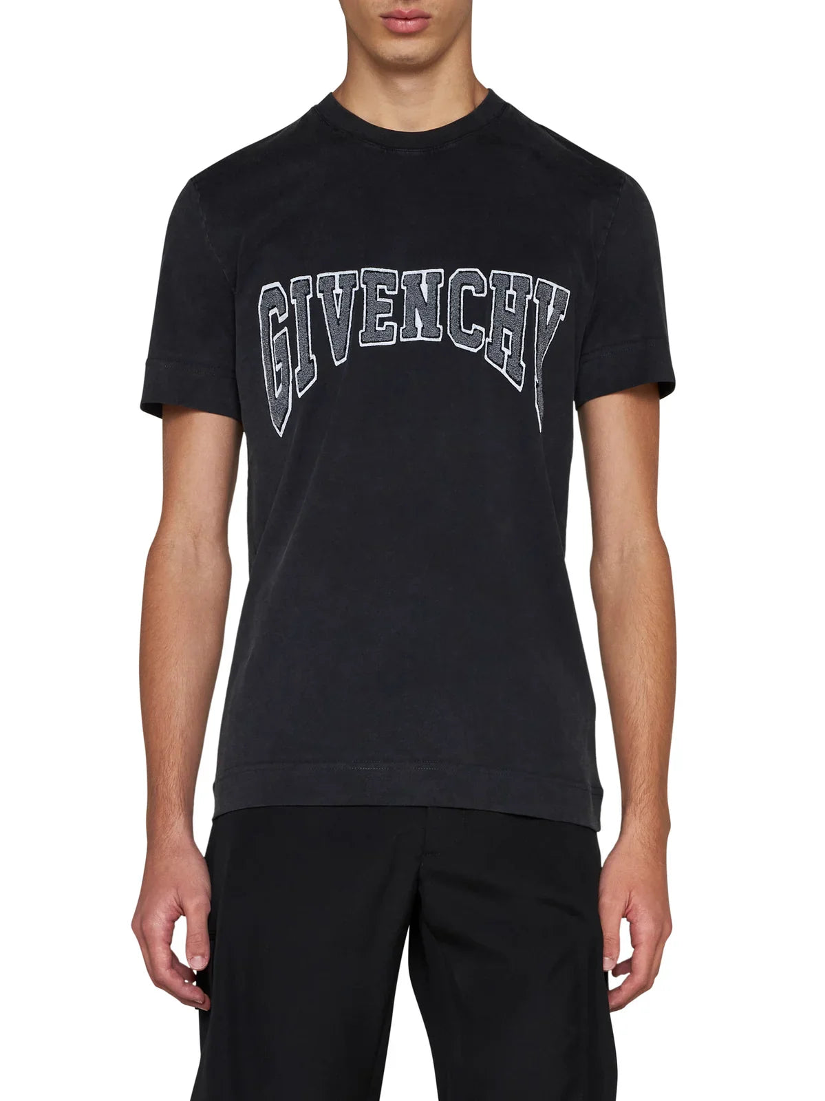 Givenchy – Schwarzes T-Shirt mit gesticktem Logo-Patch