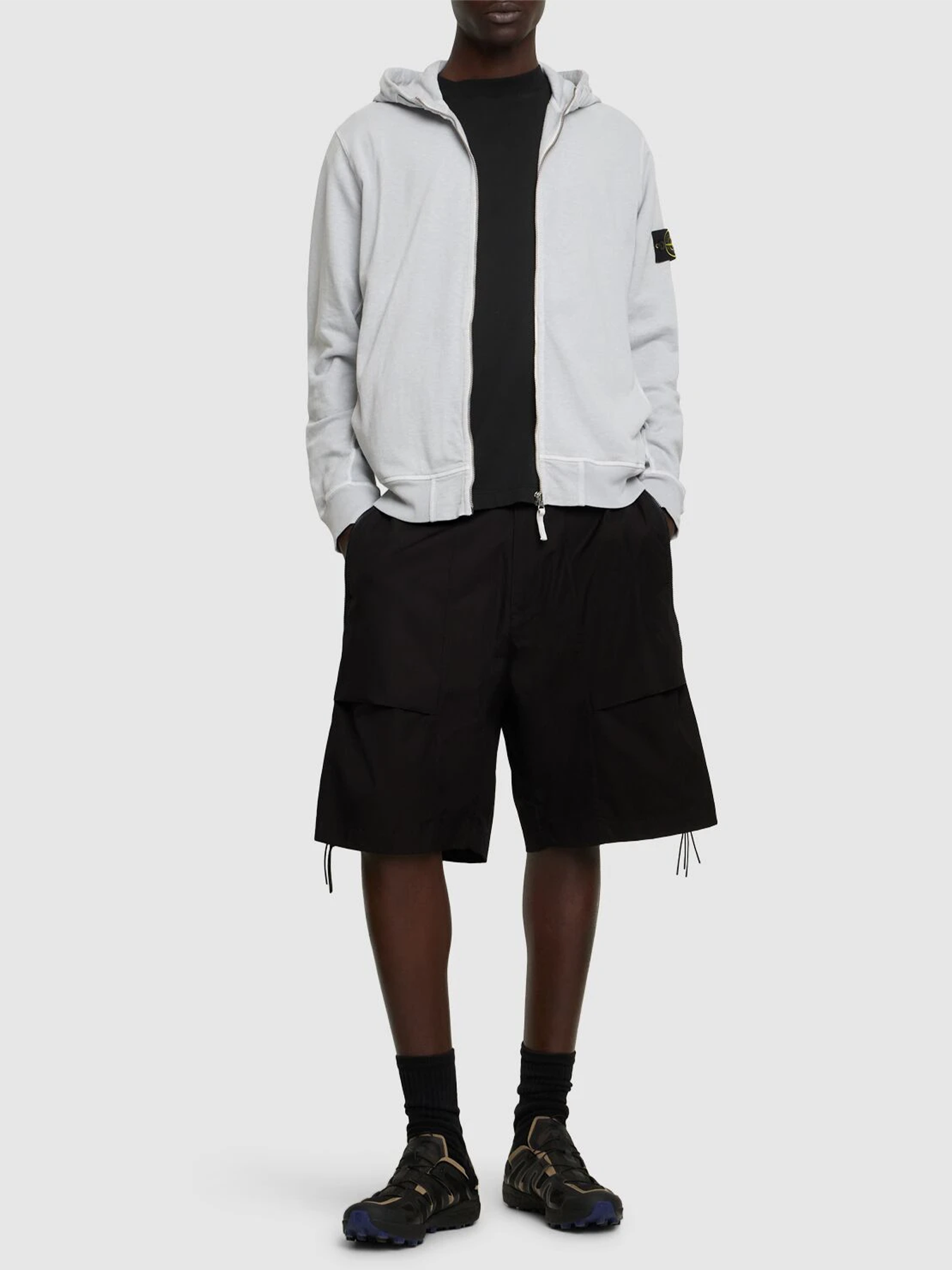 Stone Island – Baumwoll-Kapuzenpullover mit Markenaufnäher und zwei Einschubtaschen in Perlgrau
