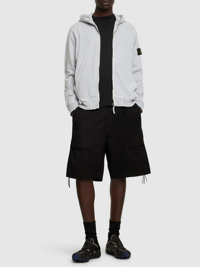 Stone Island – Baumwoll-Kapuzenpullover mit Markenaufnäher und zwei Einschubtaschen in Perlgrau