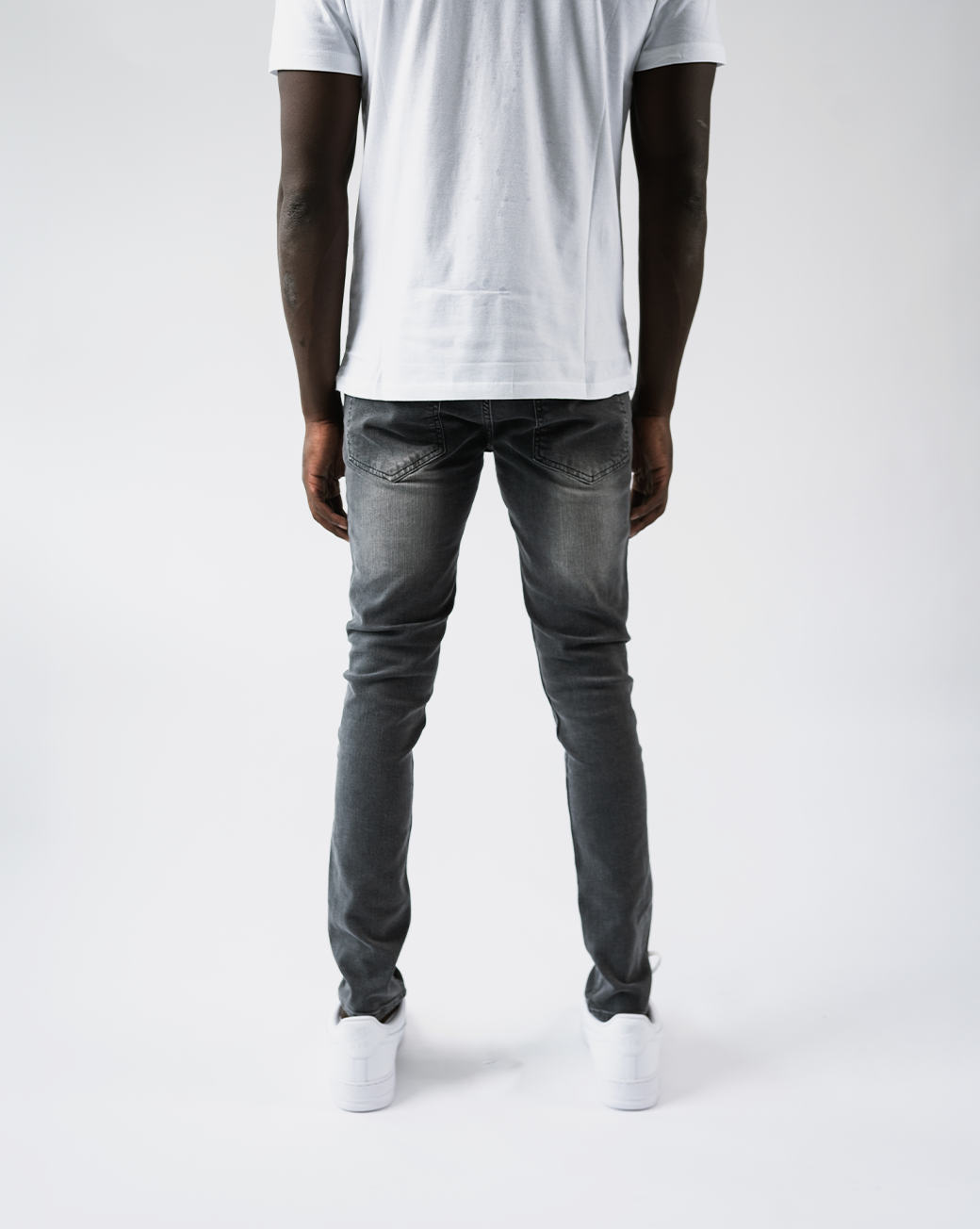Magiri Douai – Graue Jeans mit zerrissenen Patches