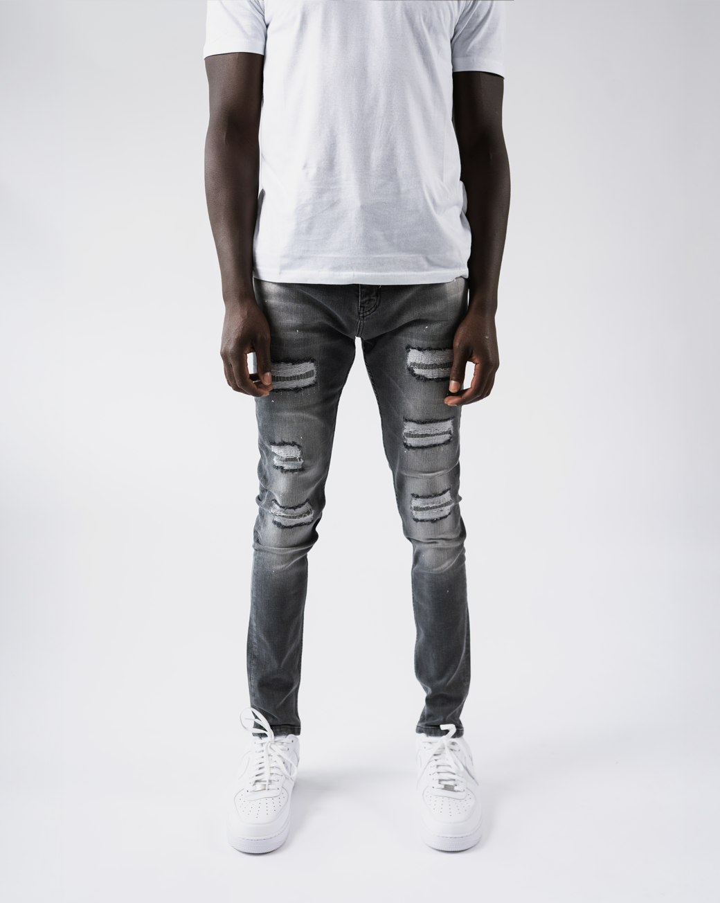 Magiri Douai – Graue Jeans mit zerrissenen Patches