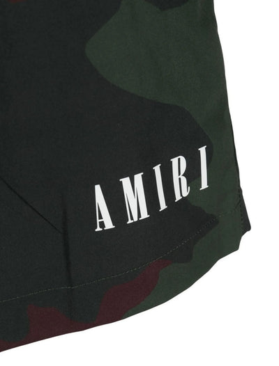 Amiri – Core – Badeshorts mit Logo in Camouflage-Muster in Militärgrün