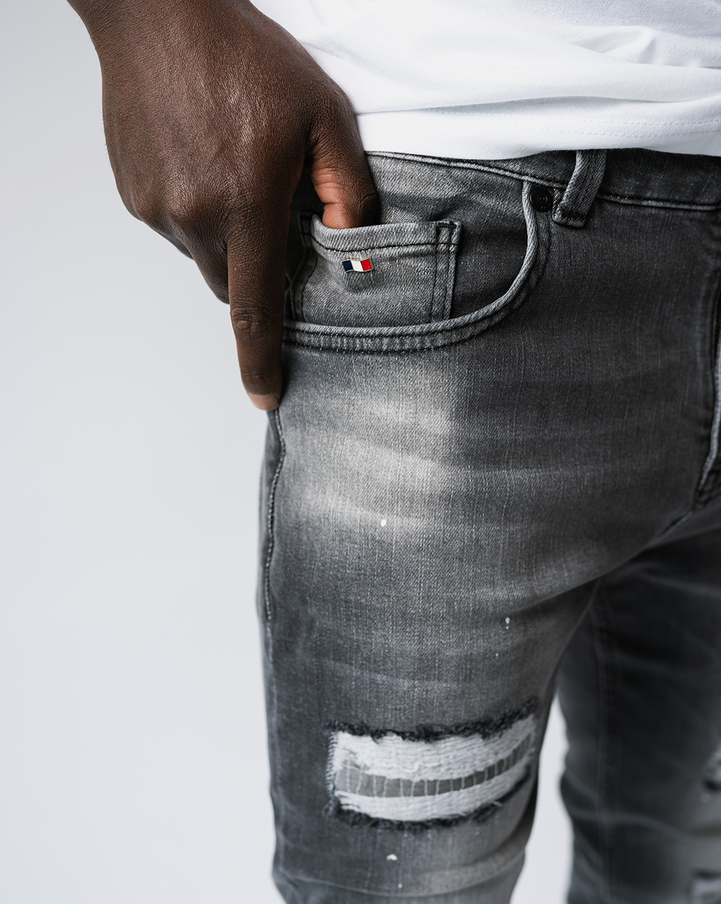 Magiri Douai – Graue Jeans mit zerrissenen Patches