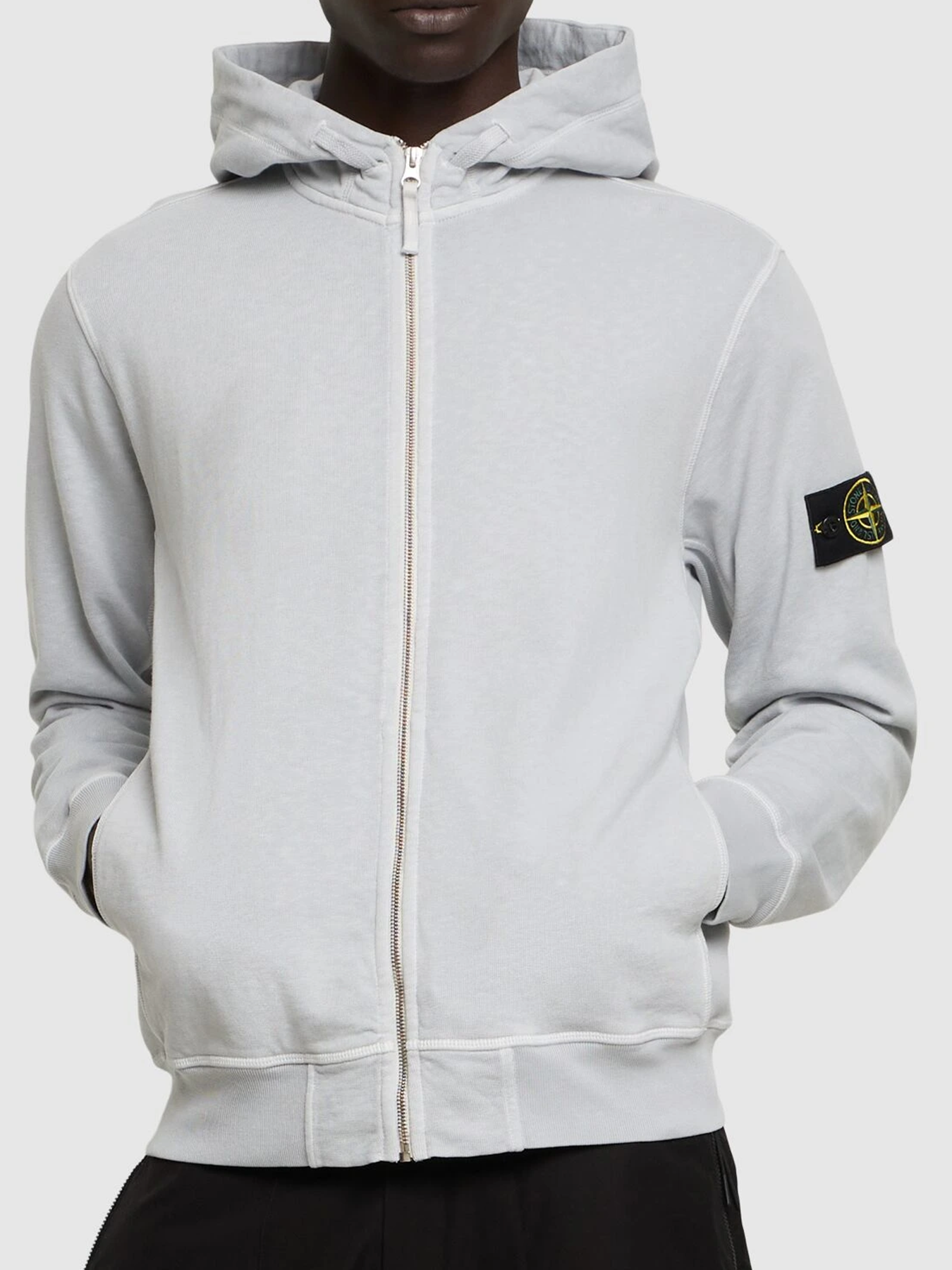 Stone Island – Baumwoll-Kapuzenpullover mit Markenaufnäher und zwei Einschubtaschen in Perlgrau