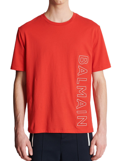 Balmain – T-Shirt mit vertikal geprägtem Logo in Rot