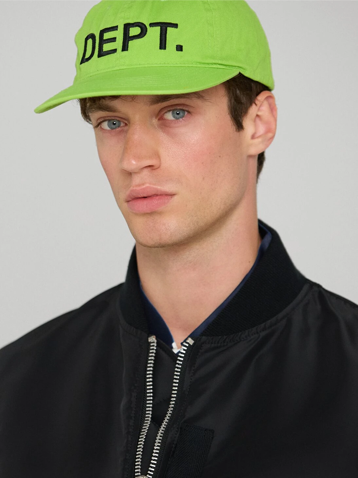 Gallery Dept DEPT. Kappe mit gesticktem Logo in Flo Green