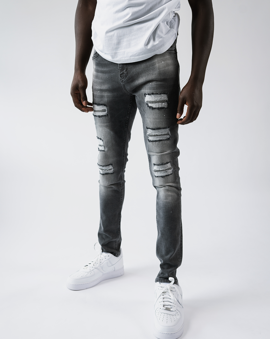Magiri Douai – Graue Jeans mit zerrissenen Patches