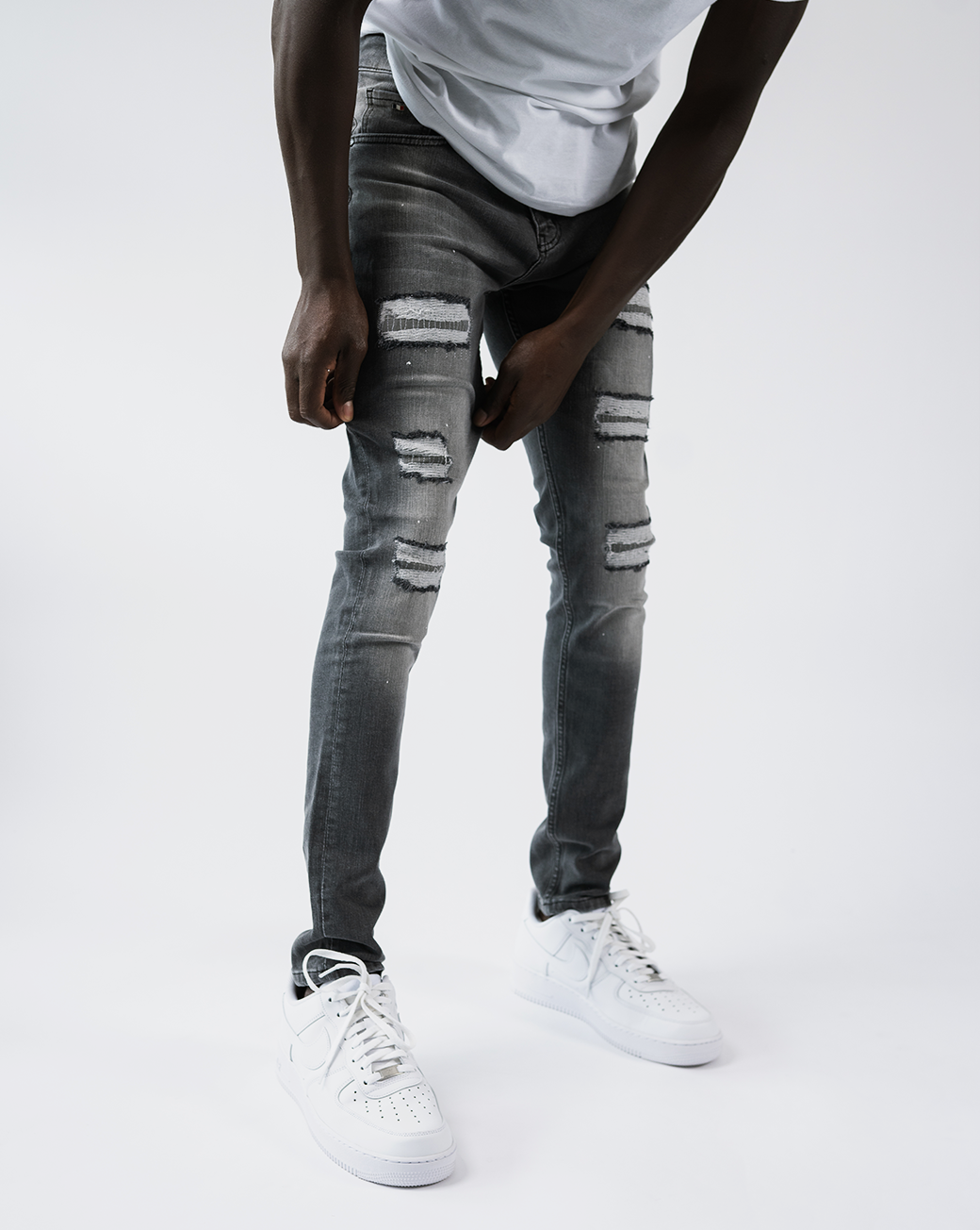Magiri Douai – Graue Jeans mit zerrissenen Patches