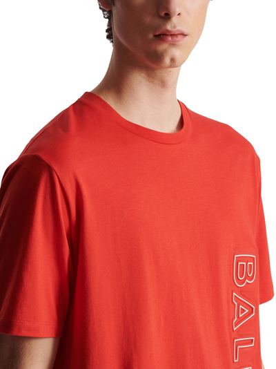 Balmain – T-Shirt mit vertikal geprägtem Logo in Rot