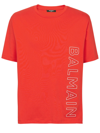 Balmain – T-Shirt mit vertikal geprägtem Logo in Rot
