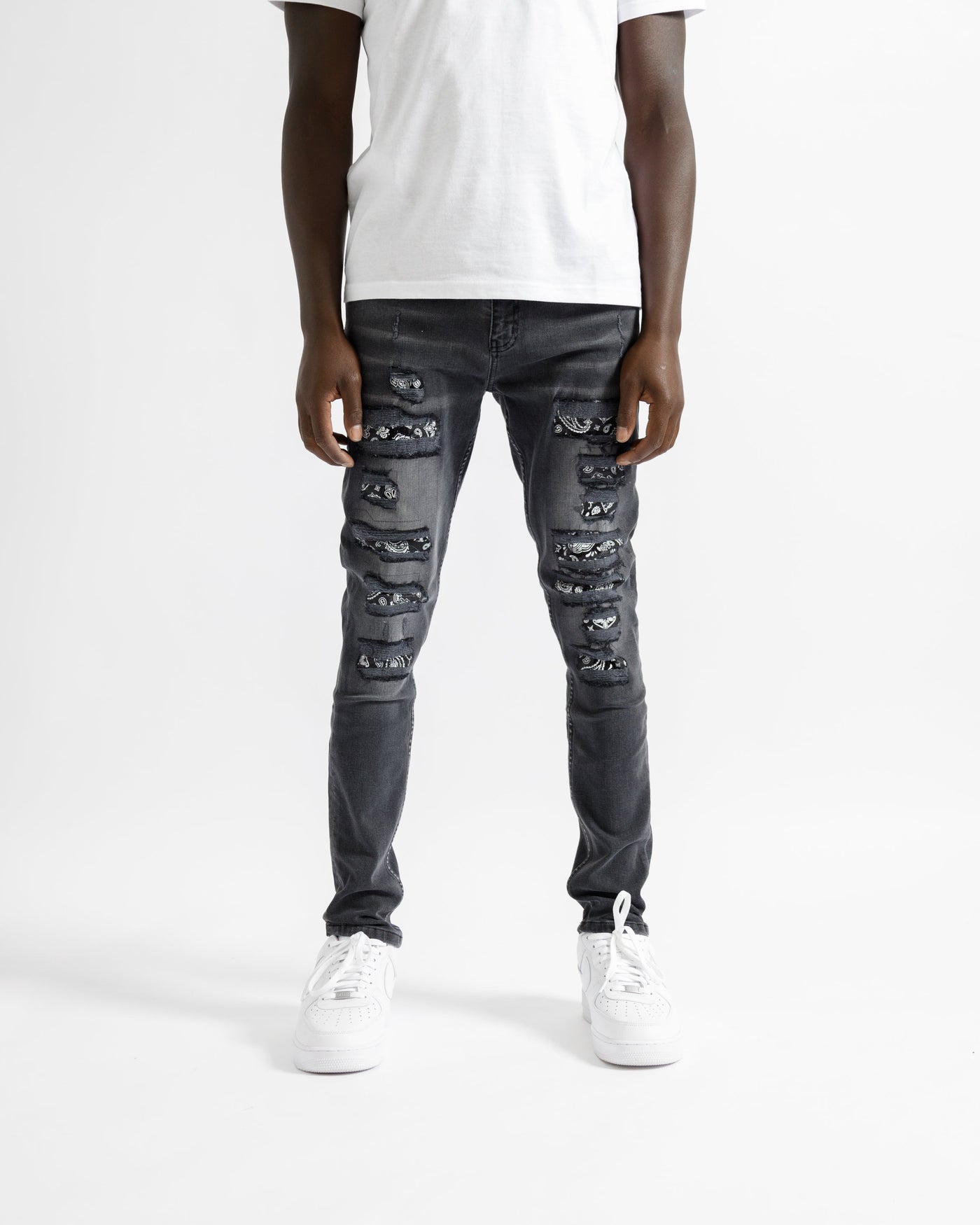 Magiri Bordeaux – Schwarze Jeans im Used-Look mit Bandana-Print