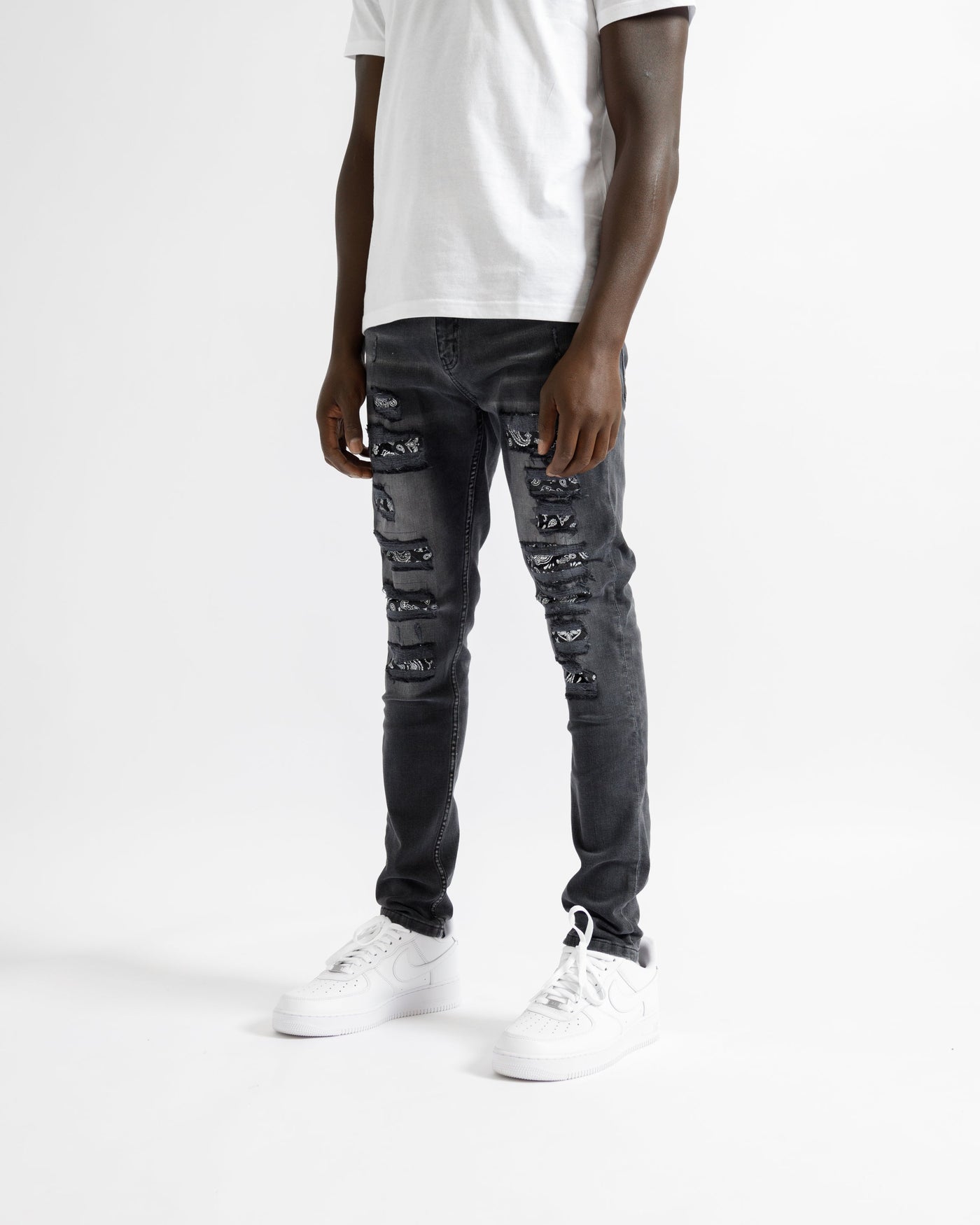 Magiri Bordeaux – Schwarze Jeans im Used-Look mit Bandana-Print