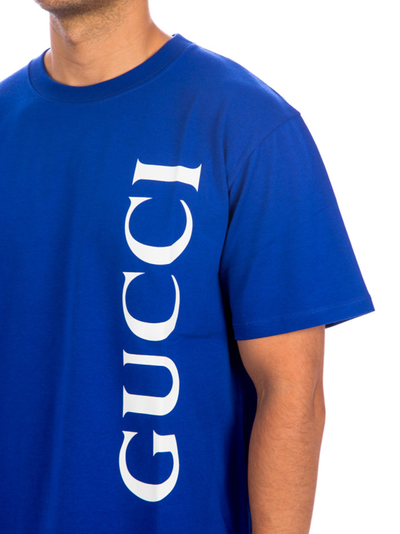 Gucci – T-Shirt mit vertikalem Logo-Aufdruck in Blau