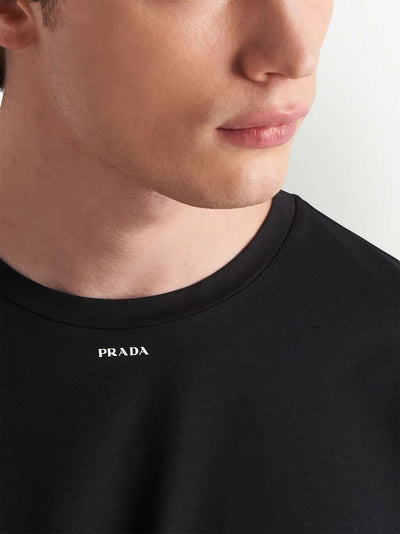 Prada – Schwarzes T-Shirt mit kleinem Logo-Print